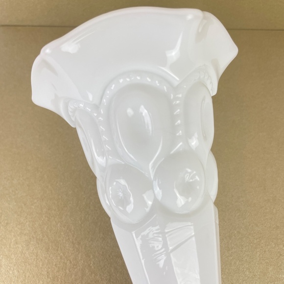 Vintage Milk Glass Bud Vase Pressed Glass Trumpet Scallop Top - Picture 6 of 9